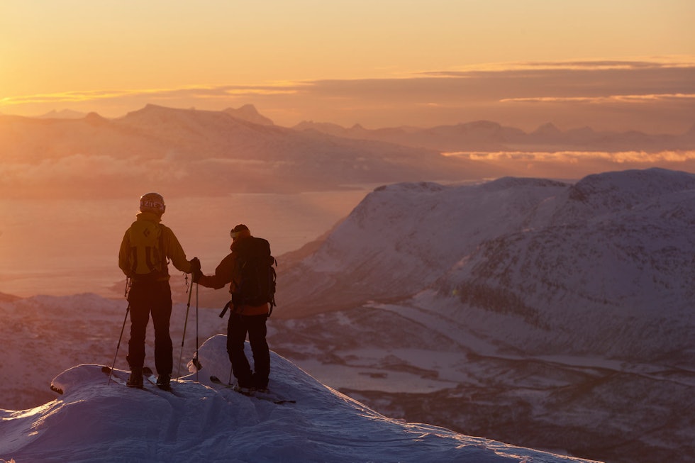 John Liungman og Mikael af Ekenstam ved toppen av Spanstinden. Foto: Fredrik Schenholm / Toppturer rundt Narvik.