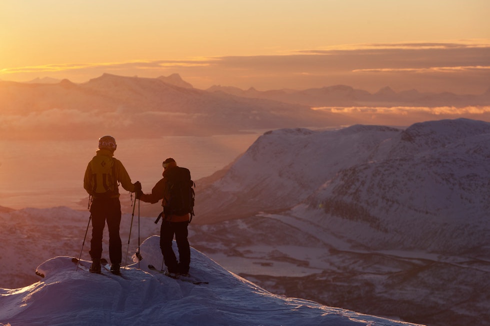 John Liungman og Mikael af Ekenstam ved toppen av Spanstinden. Foto: Fredrik Schenholm / Toppturer rundt Narvik. John Liungman og Mikael af Ekenstam ved toppen av Spanstinden. Foto: Fredrik Schenholm / Toppturer rundt Narvik.