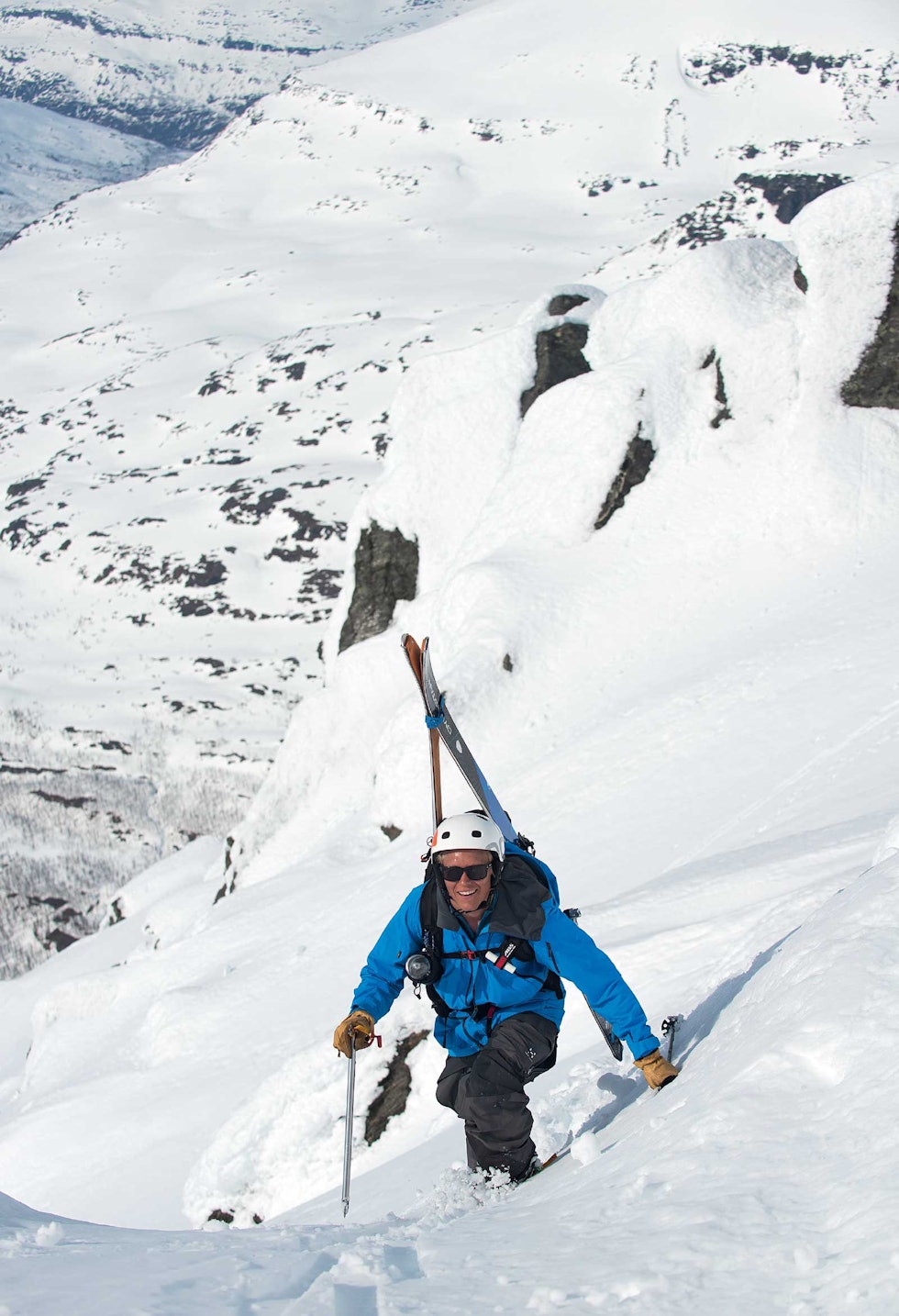 David Nilsson tar de siste skrittene opp til toppkammen på Rivtind. Foto: Lars Thulin / Toppturer rundt Narvik. David Nilsson tar de siste skrittene opp til toppkammen på Rivtind. Foto: Lars Thulin / Toppturer rundt Narvik.