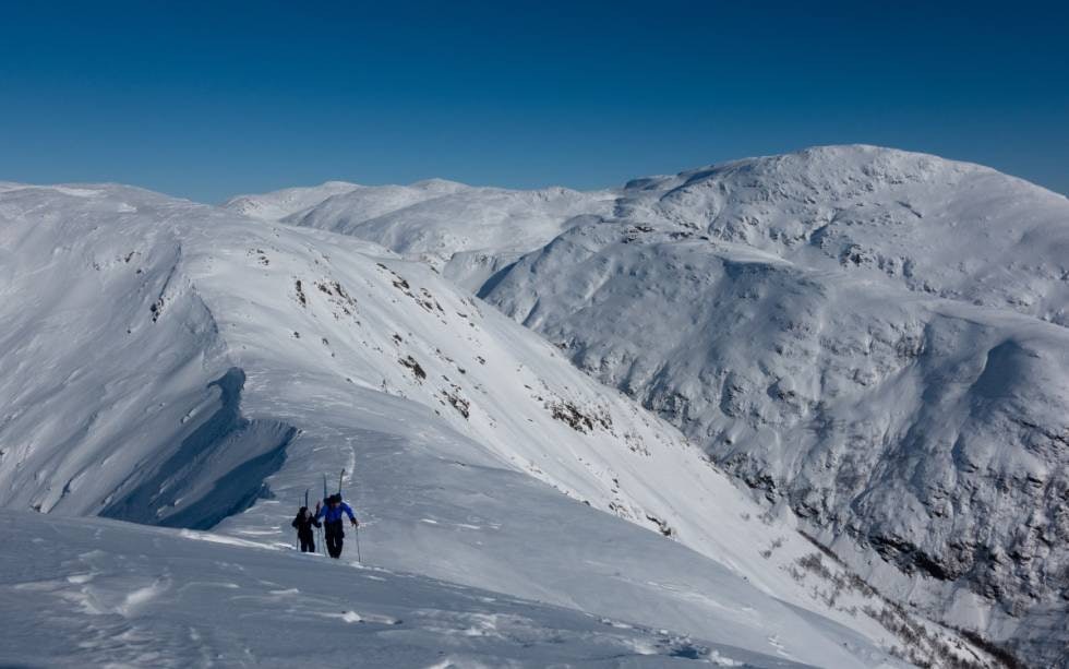 Sondre Folkedal leder an mot favoritt-toppen sin i Gullfjellmassivet; Hausdalshorga. Johannes Finne følger på. Foto: Henning Skjetne