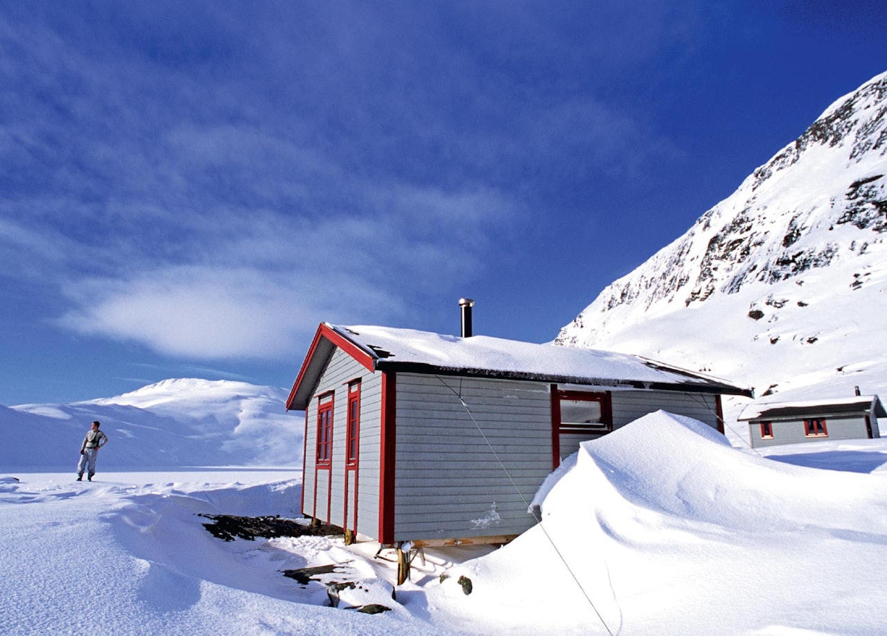 Blåvatnhyttene og sørveggen på Skittendalstinden. Foto: Lars Thulin / Toppturer rundt Narvik.