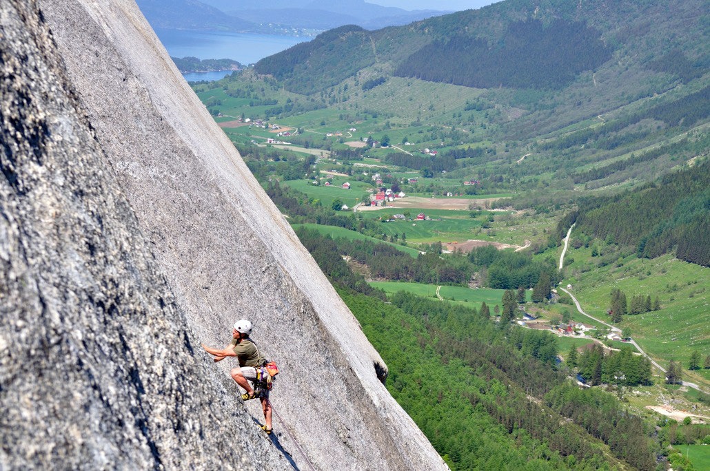 USKEDALEN: Håvard Skomedal Torvanger klatrer venstrevarianten av Kvinnheringen (4, 7 tl.) på̊ Vetletindpillaren. Foto: Odd Magne Øgreid Kvinnheringen