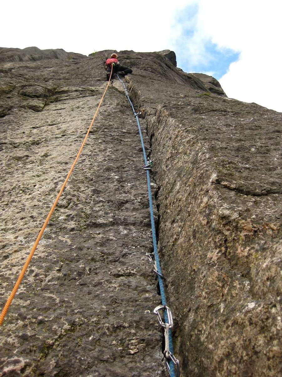 KJERAG: Hanna Mellin leder cruxlengden på̊ Hoka Hey (7+, 21 tl.). Foto: Hilde Bjørgås Kjerag
