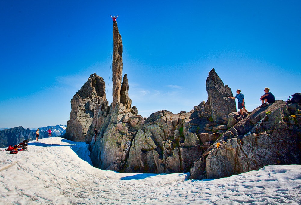 BLADET: Molladalen byr på̊ det meste av tindeformasjoner. Her balanseøvelser på̊ Bladet. Foto: Håvard Myklebust Molladalen