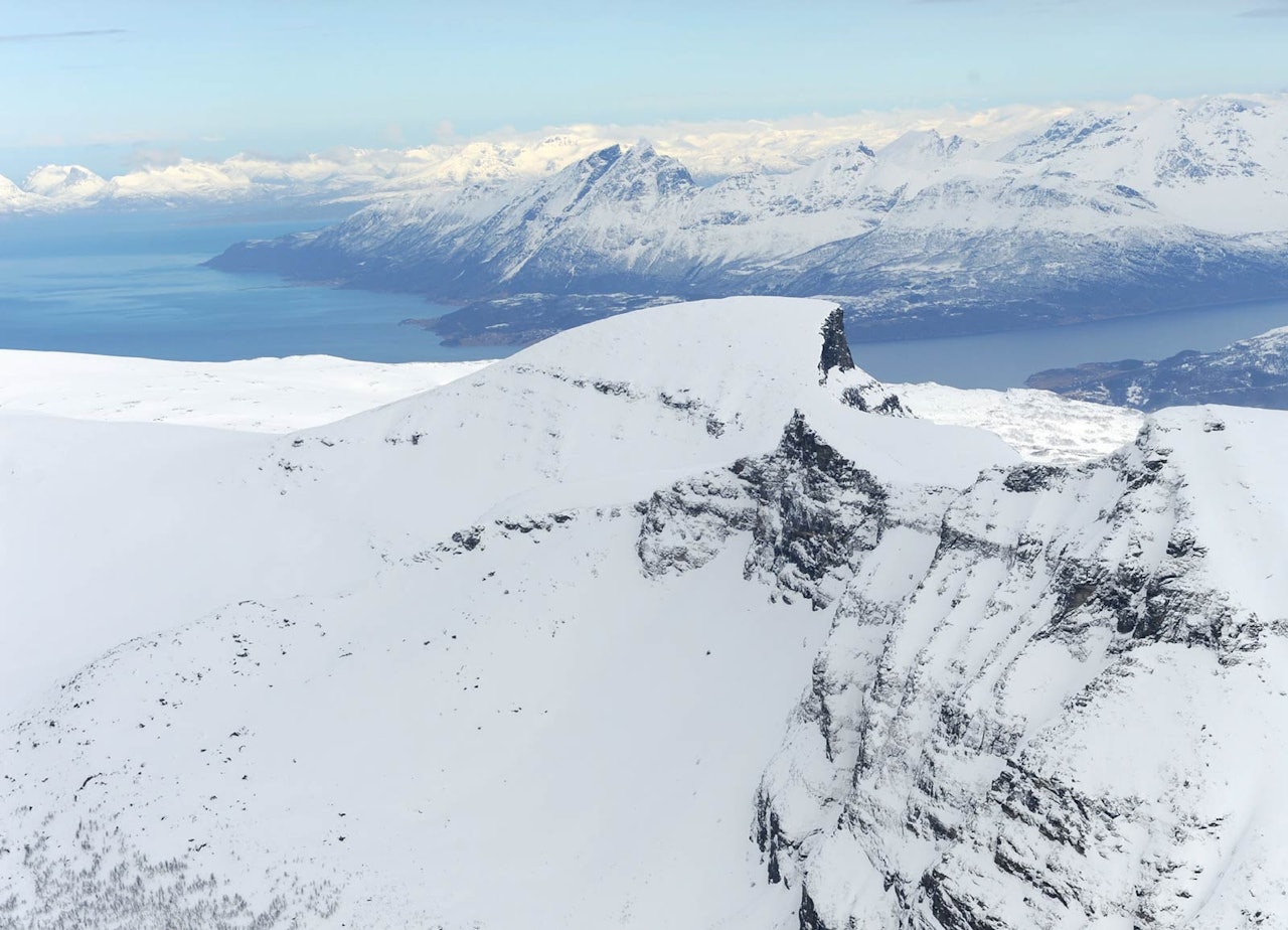 Keipen og Skorvetind fra sør. Toppen av Skorvetind vises rett under toppen av Keipen. Foto: Rune Dahl / Toppturer rundt Narvik.