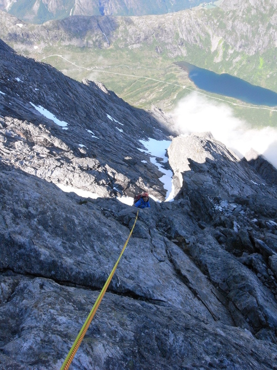 VENGEDALEN: Karen Moe Møllerop følger på̊ Vesteggen på̊ Vengetind (4+, 250 meter). Foto: Dag Hagen Vengetind