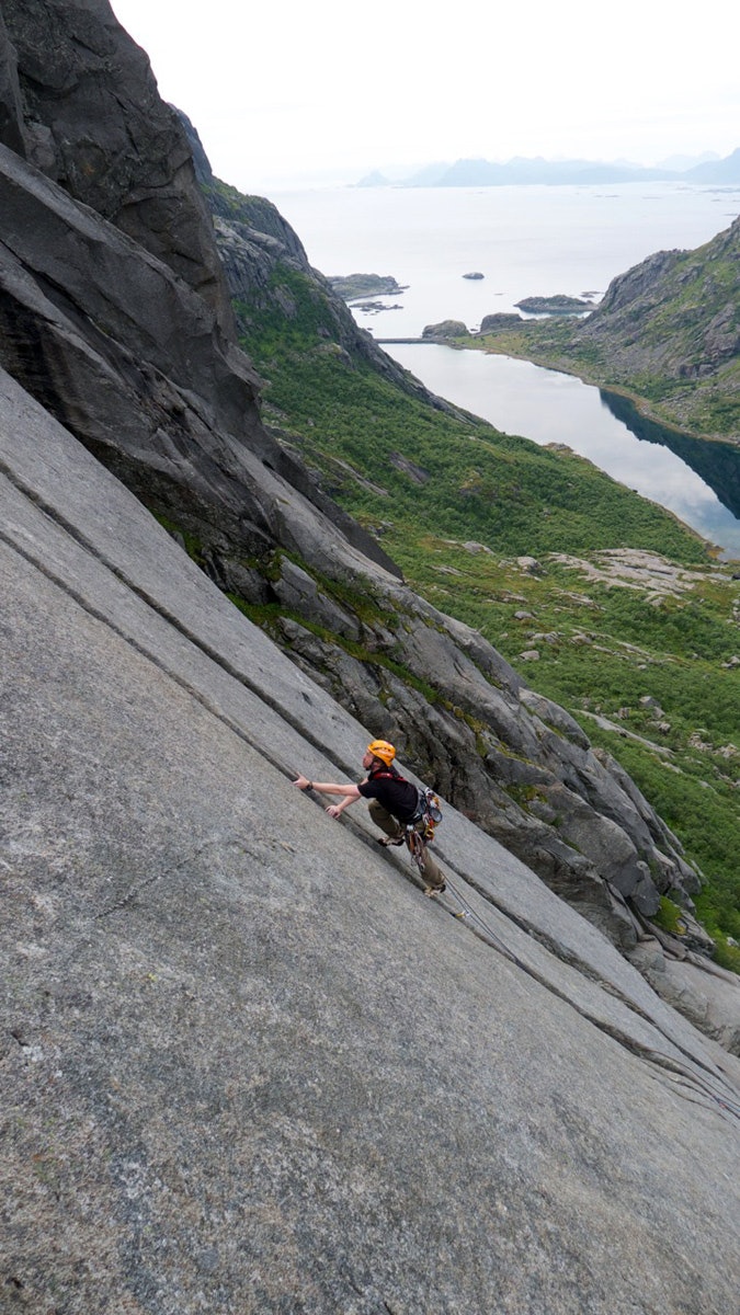 LOFOTEN: Fantastisk klatring på klassikeren Bare blåbær (grad 5, 7 tl.). Jan-André Jansen leder 5. taulenge. Foto: Dag Hagen Lofoten