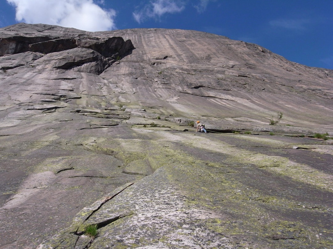 DALEN GUD SKURTE: Dag Hagen på̊ vei opp førstelengden på̊ Hægar (6+) på̊ Hægefjell. Foto: Camilla Gjørtz Nissedal