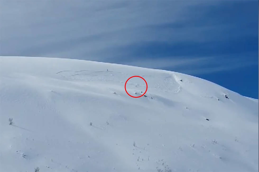 SKRED: Her blir en person tatt i et skred i Djevelberget i Kroken Alpinsenter tidligere i år. Foto: Skjermdump Djevelberget