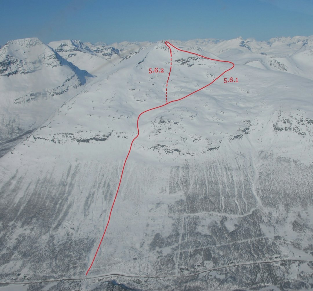 FJELLET: Oversiktsbilde av Blåbærtinden med ruteinntegninger, hentet fra boka Toppturer i Troms. Turen er klassifisert til 3, komplekst (ATES/KAST). Foto: Espen Nordahl