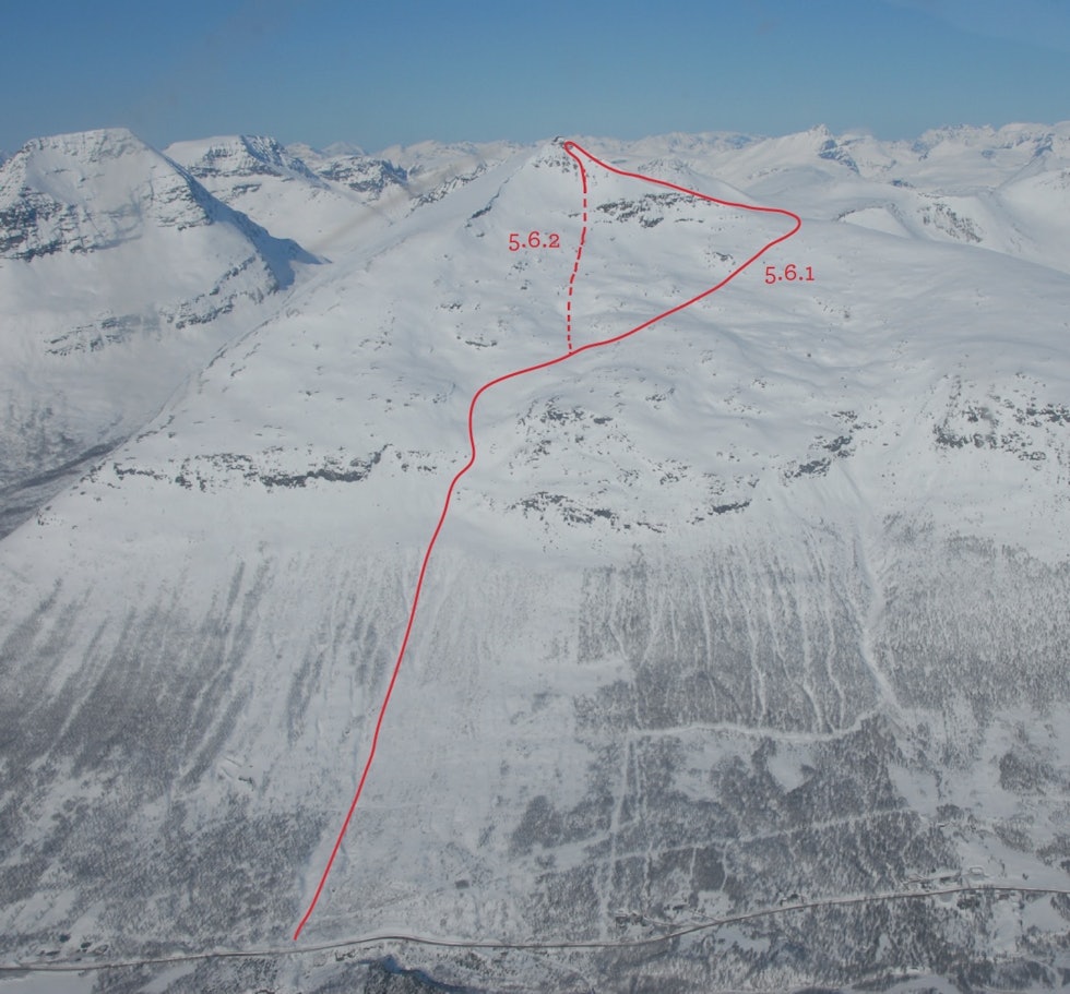 FJELLET: Oversiktsbilde av Blåbærtinden med ruteinntegninger, hentet fra boka Toppturer i Troms. Turen er klassifisert til 3, komplekst (ATES/KAST). Foto: Espen Nordahl