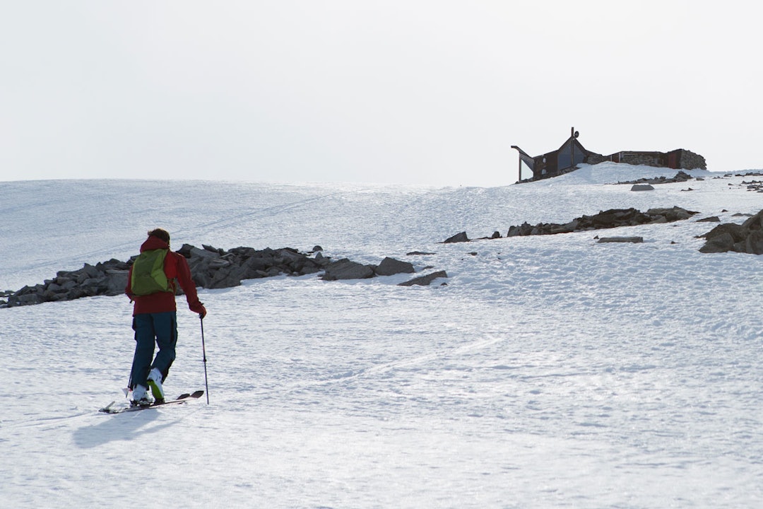 BRE: Store deler av turen fra Juvasshytta og opp på Galdhøpiggen går på bre. Her er Erlend Sande i ferd med å forlate isbreen like under toppen. Foto: Tore Meirik