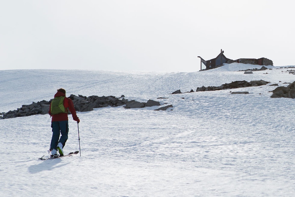 BRE: Store deler av turen fra Juvasshytta og opp på Galdhøpiggen går på bre. Her er Erlend Sande i ferd med å forlate isbreen like under toppen. Foto: Tore Meirik BRE: Store deler av turen fra Juvasshytta og opp på Galdhøpiggen går på bre. Her er Erlend Sande i ferd med å forlate isbreen like under toppen. Foto: Tore Meirik