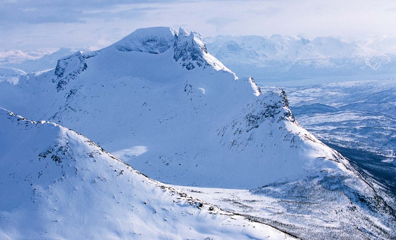 Revtind fra nord. Foto: Lars Thulin / Toppturer rundt Narvik. Revtind fra nord. Foto: Lars Thulin / Toppturer rundt Narvik.