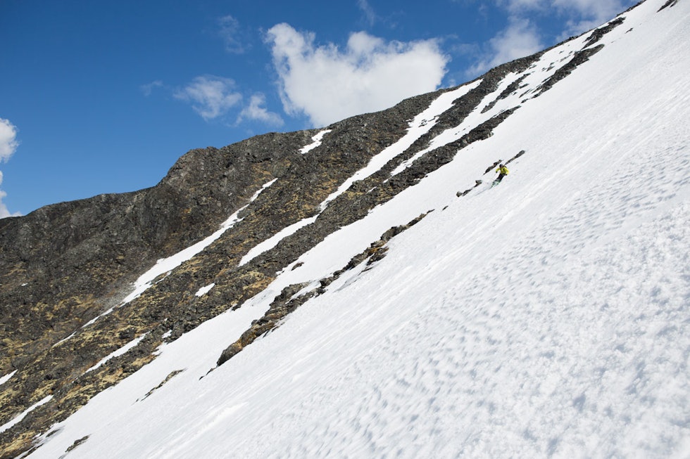 NORGES RÅESTE: Vi drister oss til å mene at Nyskridugrove er landets tøffeste, heisbaserte sommer-frikjøringstur. Henrik Ulleland syns i hvert fall det. Foto: Tore Meirik NORGES RÅESTE: Vi drister oss til å mene at Nyskridugrove er landets tøffeste, heisbaserte sommer-frikjøringstur. Henrik Ulleland syns i hvert fall det. Foto: Tore Meirik