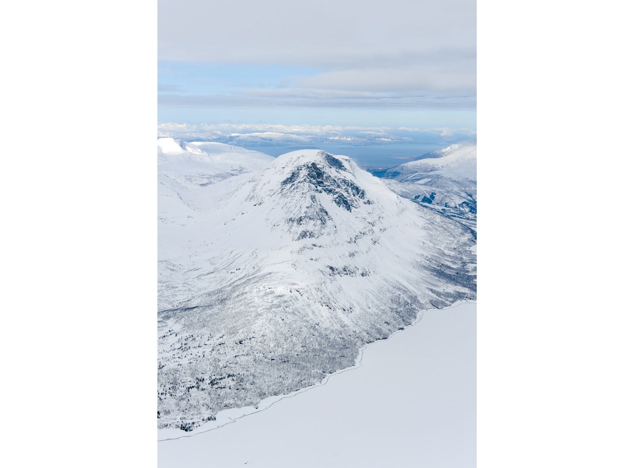 Novafjellet fra øst. Øvre del av Novatindsrenna er skjult på bildet. Foto: Rune Dahl / Toppturer rundt Narvik