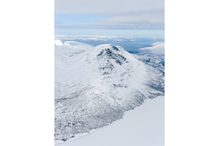 Novafjellet fra øst. Øvre del av Novatindsrenna er skjult på bildet. Foto: Rune Dahl / Toppturer rundt Narvik