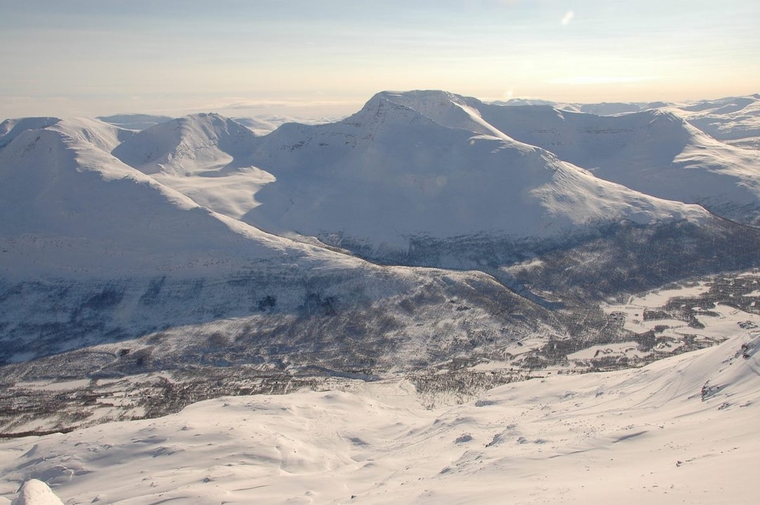 Oppstigningsryggen på Blåbærfjellet med Rostafjellet midt bak. Arkivfoto: Espen Nordahl Oppstigningsryggen på Blåbærfjellet med Rostafjellet midt bak. Arkivfoto: Espen Nordahl
