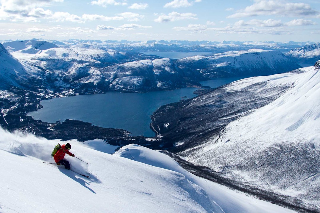 Lars-Åke Krantz på tur ned mot Grovfjorden fra Oldertinden. Foto: Robin Andersson / Toppturer rundt Narvik.