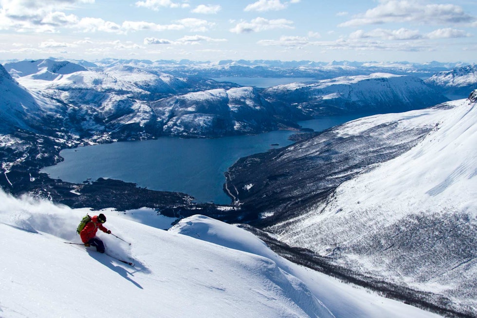 Lars-Åke Krantz på tur ned mot Grovfjorden fra Oldertinden. Foto: Robin Andersson / Toppturer rundt Narvik. Lars-Åke Krantz på tur ned mot Grovfjorden fra Oldertinden. Foto: Robin Andersson / Toppturer rundt Narvik.