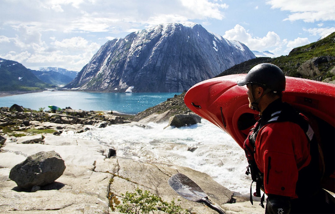 BÆRING: Karl Engen med kajakken på skuldra forbi den enorme Bjørnefossen, like før gjengen når Flatisvatnet mellom Svartisens to breer. Foto: Evan Garcia Padling glomfjord glomågas