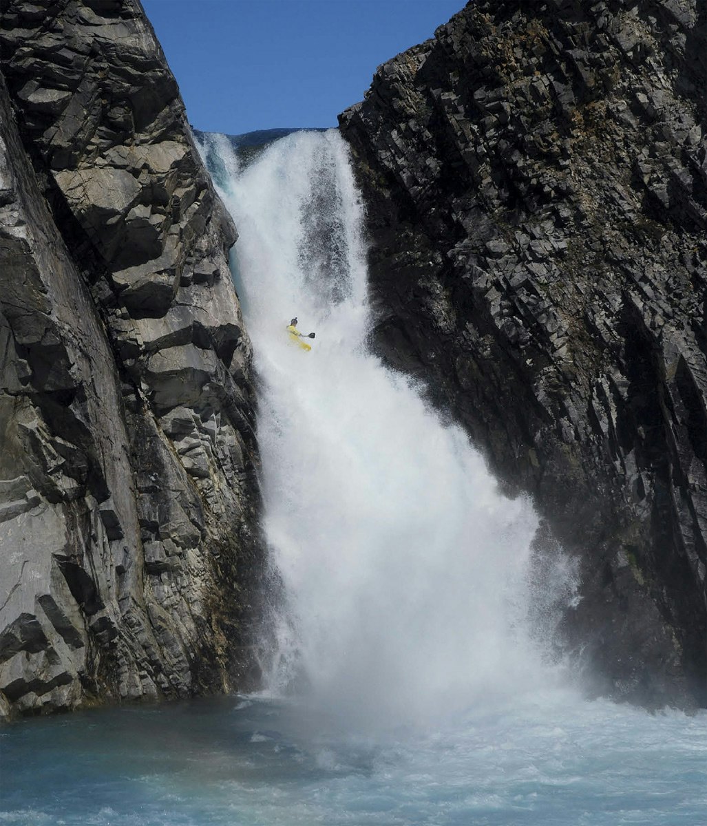 FØRSTE GANG: Ingen har padlet denne fossen før, og det blir nok lenge til noen andre bryter seg på. 20 meter høy, supervanskelig og milevis unna nærmeste mobildekning. Sven Lämmler fiksa førstegangspadlingen uten problemer. Foto: Mathias Fossum Glomågas