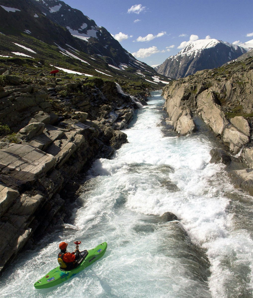 GRUNNFJELL: Når elveløpet er glattslipt og jevnt som her, da får elvepadlerne –i dette tilfellet Mathias Fossum- vann i munnen. Foto: Evan Garcia Glomågas