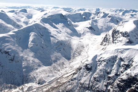 Oversikt Frudalen frå nordaust. / Toppturar i Sogn. Oversikt Frudalen frå nordaust. / Toppturar i Sogn.
