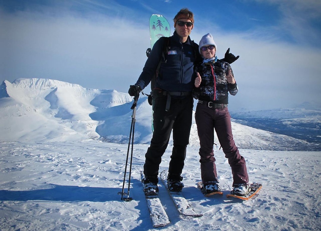 HJEMME: Jarkko-Juhani Hentonen på toppen av Sjufjellet, en av nabotoppene til Blåbærtinden, sammen med datteren sin.
