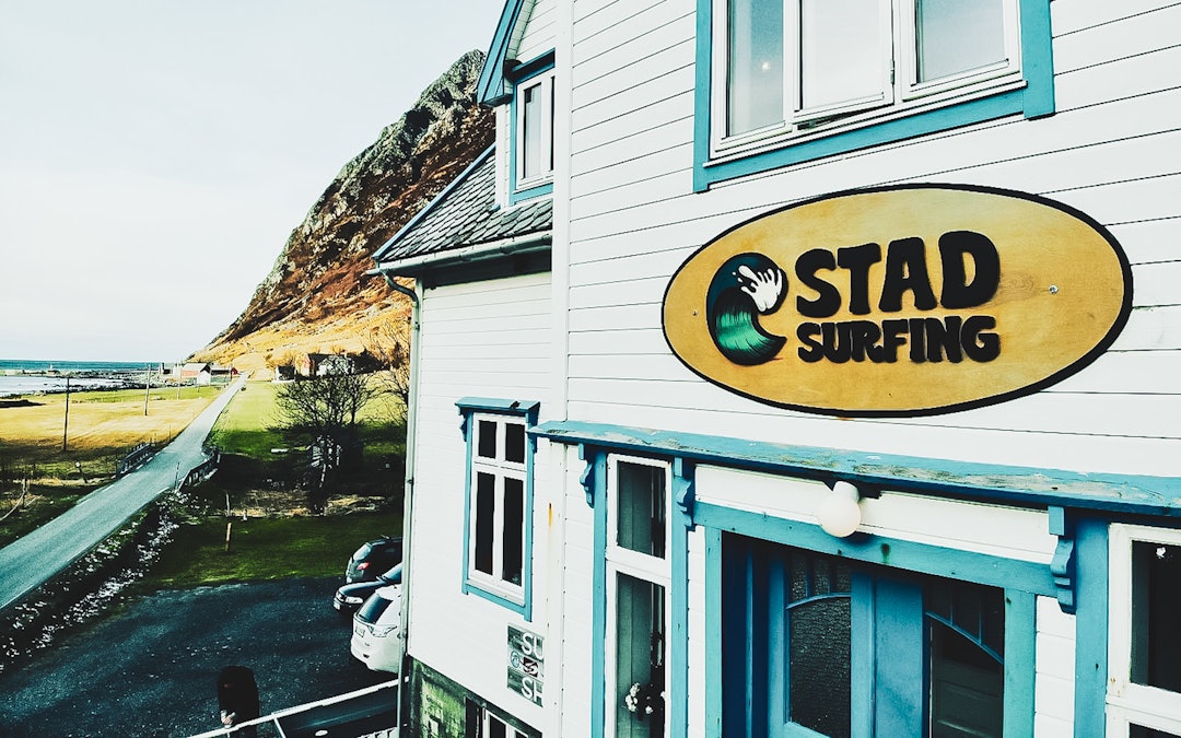 MER ENN BARE GREIT: Huset til Stad surfing ligger fantastisk til, så nærme du kan komme uten at høyvannet kommer og tar deg en dag med springflo. Bilde: Stad surfing Huset til Stad surfing ligger fantastisk til, så nærme du kan komme uten at høyvannet kommer og tar deg en dag med springflo. Bilde: Stad surfing