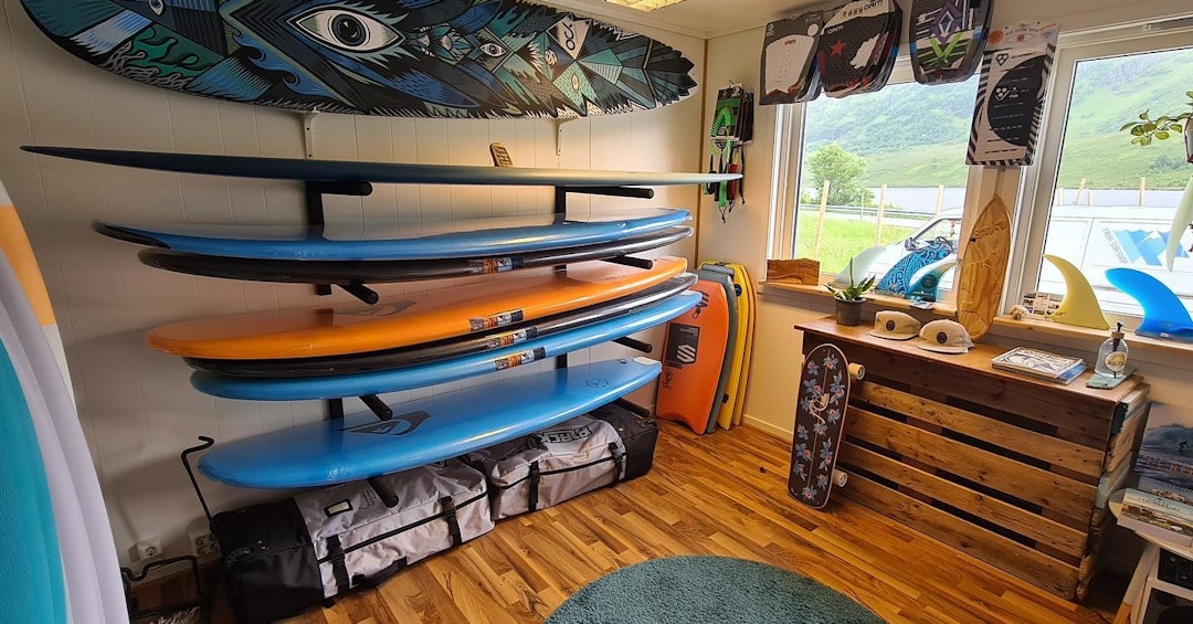 HVA ER DET MOTSATTE AV OVERDÅDIG? Low key og ekte, er vel stikkordene til Ervik surfshop. Bilde: Ervik surfshop Low key og ekte, er vel stikkordene til Ervik surfshop. Bilde: Ervik surfshop