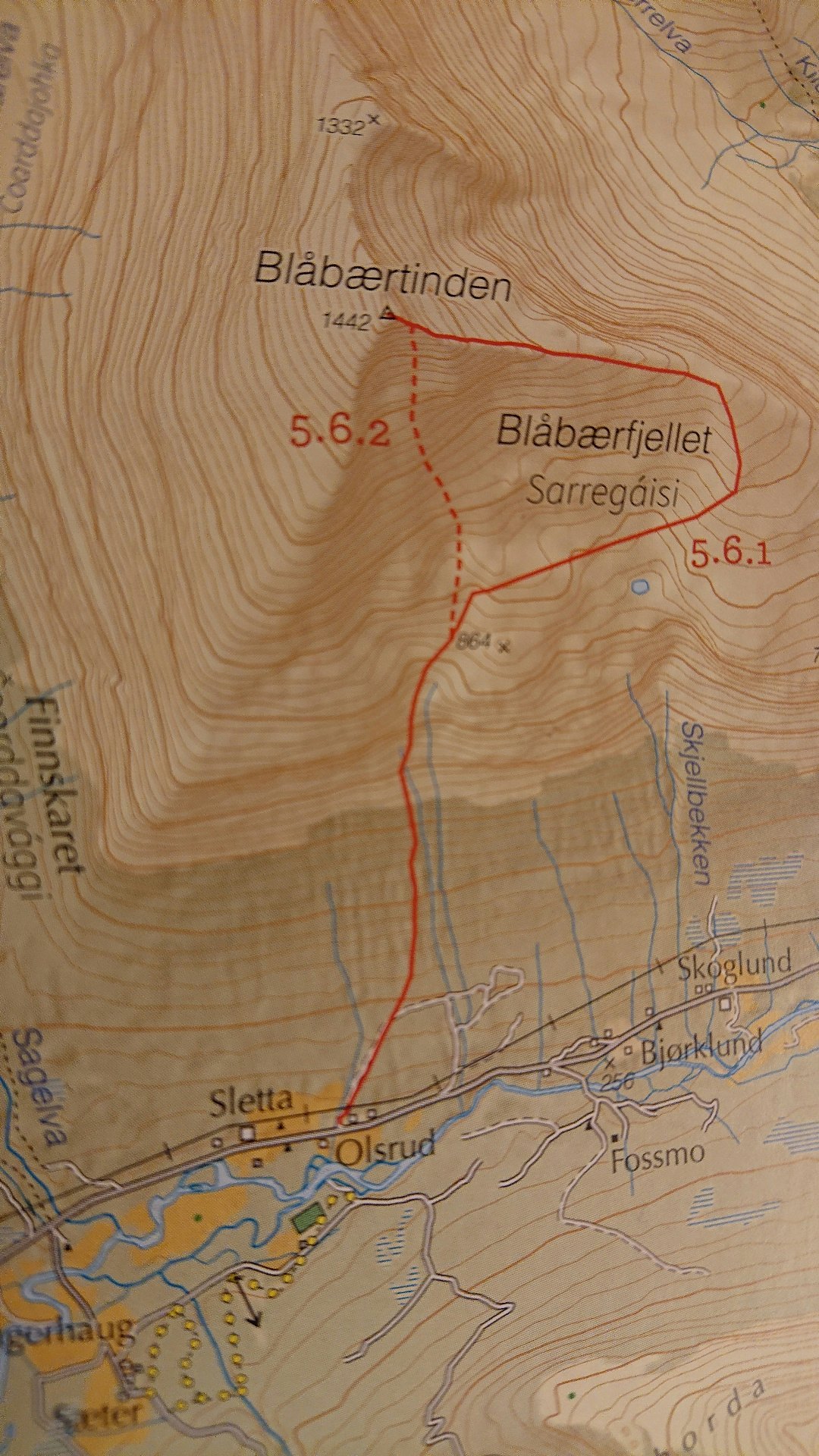 BLÅBÆRFJELLET: Tamokdalen er mye brukt av svenske og finske toppturfolk, og Blåbærfjellet er et stort og mektig fjell, som ofte har gode snøforhold (ATES-klassifiseringa er kompleks). Samtidig regnes fjellet som krevende og det er lett tilgjengelig fra veien gjennom Tamokdalen. Toppen lar seg ikke bestige uten å være innom skredterreng. Faksimile fra boka Toppturer i Troms.