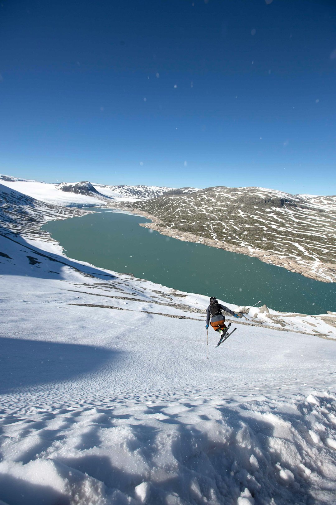 KLAR FOR VANNET: Vegard Byrkjeland Aasen tar sats på vei ned til et bad. Foto: Håvard Nesbø