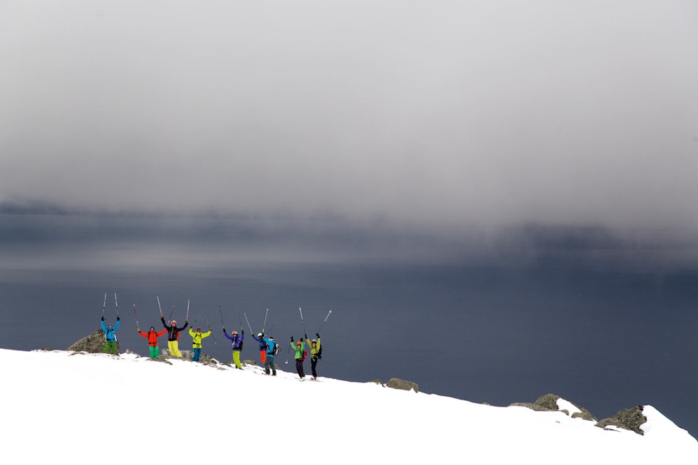 En blid gruppe på Rånkeipen, under den årlige Pure Freeride Camp. Foto: Fredrik Schenholm / Toppturer rundt Narvik.