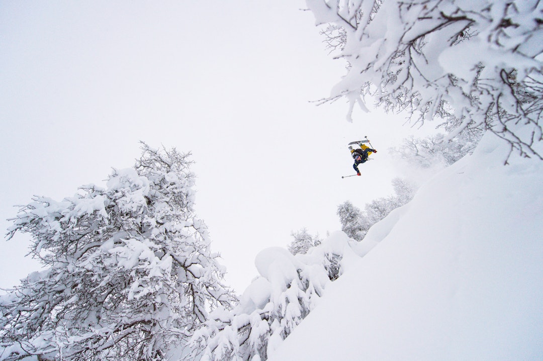 ÅPNER KONTOEN: Sondre Lindkjølen med årets første flip på årets første skidag. Foto: Sverre Hjørnevik ÅPNER KONTOEN: Sondre Lindkjølen med årets første flip på årets første skidag. Foto: Sverre Hjørnevik