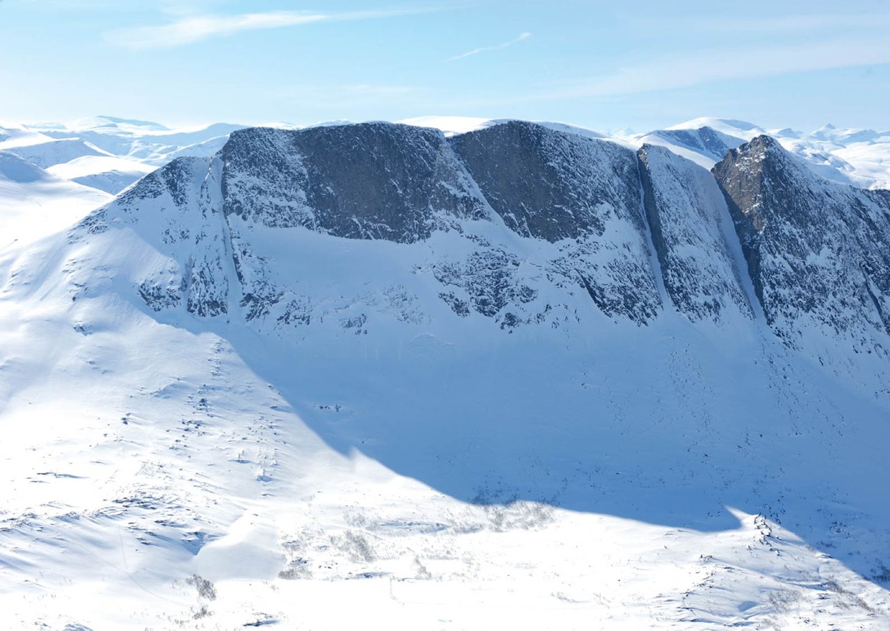 Lappviktinden fra øst. Alternativ Opp C kommer inn fra venstre kant i bildet. Foto: Rune Dahl / Toppturer rundt Narvik.