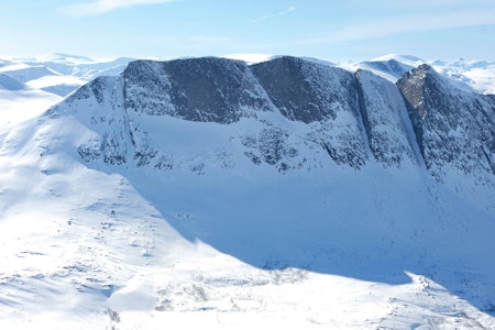 Lappviktinden fra øst. Alternativ Opp C kommer inn fra venstre kant i bildet. Foto: Rune Dahl / Toppturer rundt Narvik.