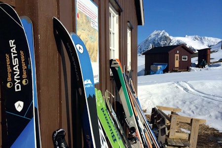 Lossihyttene with Huinnarčohkka in the background. Photo: Mikael af Ekenstam / Toppturer rundt Narvik. Lossihyttene with Huinnarčohkka in the background. Photo: Mikael af Ekenstam / Toppturer rundt Narvik.