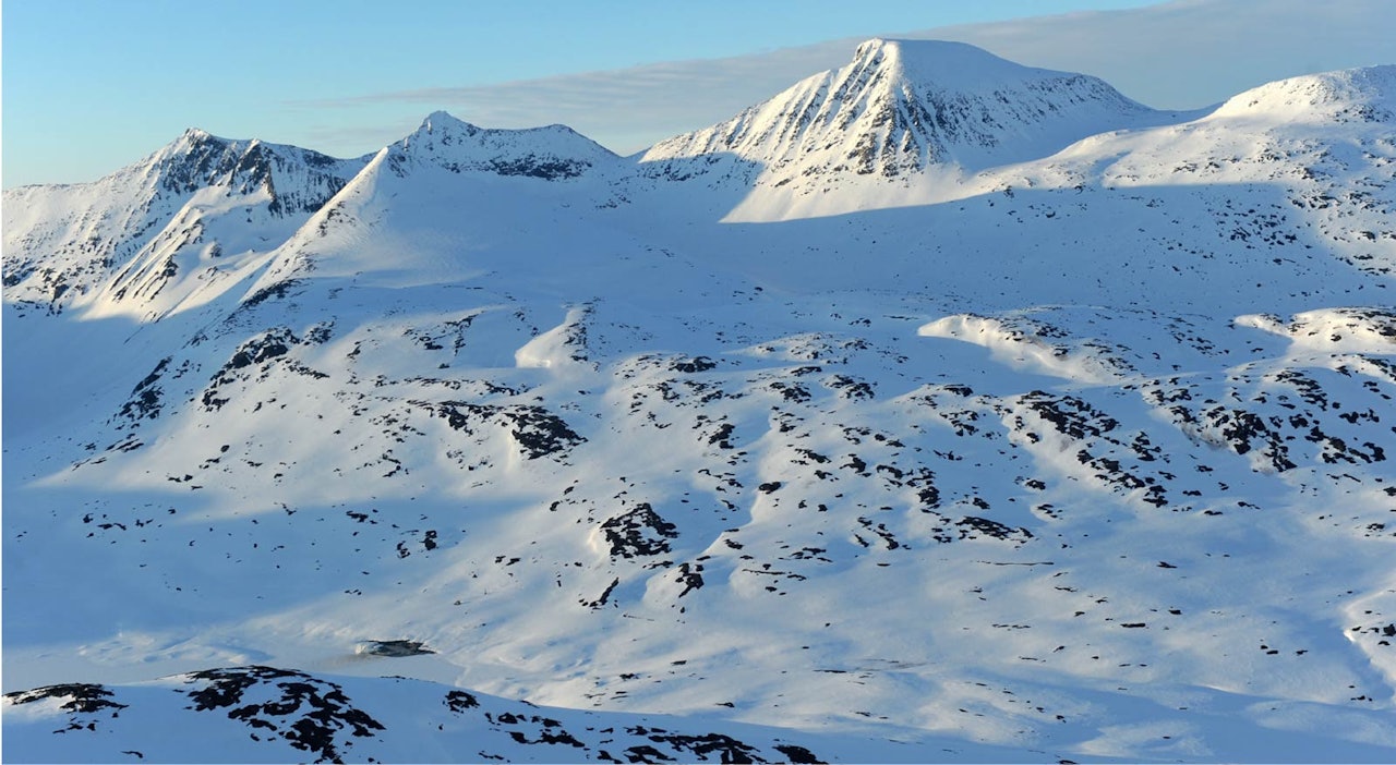 Rienatčohkka fra sørvest. Topp 1871 på Storsteinsfjellet vises til høyre i bildet. Foto: Rune Dahl / Toppturer rundt Narvik. Rienatčohkka fra sørvest. Topp 1871 på Storsteinsfjellet vises til høyre i bildet. Foto: Rune Dahl / Toppturer rundt Narvik.