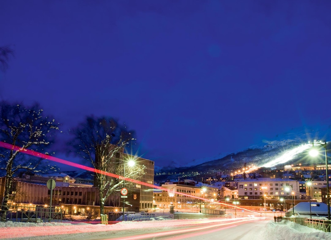Narvik sentrum, med skianlegget og Fagernesfjellet tett på byen. Foto: Fredrik Schenholm