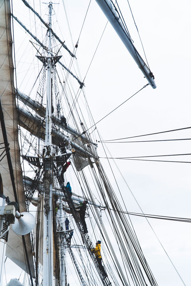 RIGGING: Det seiles på ordentlig og alle må ta i et tak når seilskuta Christian Radich er på skitur. Foto: henrik Ulleland RIGGING: Det seiles på ordentlig og alle må ta i et tak når seilskuta Christian Radich er på skitur. Foto: henrik Ulleland