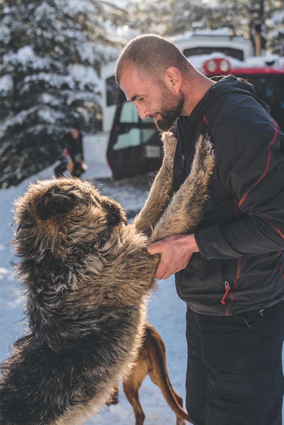 DUO: For femten år siden kjempet Rrapini i Kosovokrigen. Nå tar han og hunden Terry imot skikjørere på Grand Gjeravica Hotell. DUO: For femten år siden kjempet Rrapini i Kosovokrigen. Nå tar han og hunden Terry imot skikjørere på Grand Gjeravica Hotell.