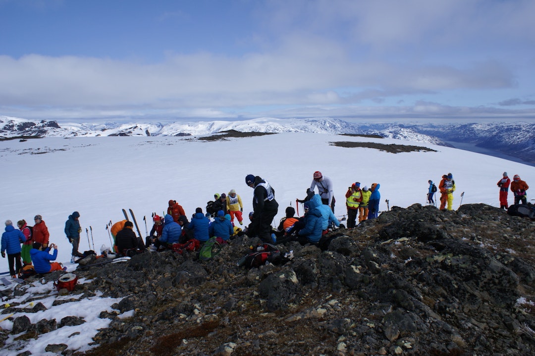 Etter oppstigningen var det pause på toppen før nedkjøring med intervallstart. Foto: Morten Fuggeli
