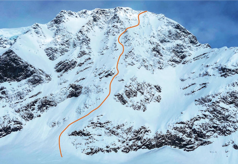 ANDREBESTIGNING OG FØRSTENEDKJØRING: Sørsiden av Jiehkkevárri.Ruta vi klatret og så kjørte på ski tegnet i rødt. 1100 meter, 55 grader bratt snø og is.