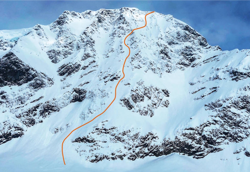 ANDREBESTIGNING OG FØRSTENEDKJØRING: Sørsiden av Jiehkkevárri.Ruta vi klatret og så kjørte på ski tegnet i rødt. 1100 meter, 55 grader bratt snø og is. ANDREBESTIGNING OG FØRSTENEDKJØRING: Sørsiden av Jiehkkevárri.Ruta vi klatret og så kjørte på ski tegnet i rødt. 1100 meter, 55 grader bratt snø og is.