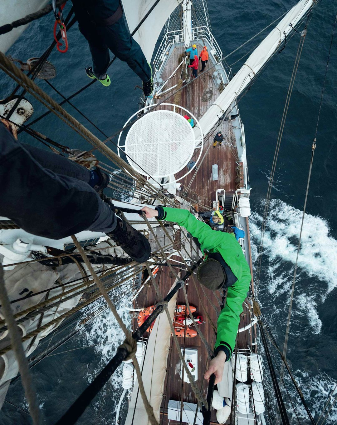 I ARBEID: Skal det seiles, må alle toppturister på dekk. Foto: Timme Ellingjord