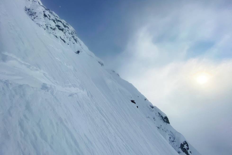 FØRSTE 50 HØYDEMETER: Sola skinner og vi nyter gode snøforhold, lettet etter å ha passert den isete traversen i toppen. Bare 1050 høydemeter igjen. FØRSTE 50 HØYDEMETER: Sola skinner og vi nyter gode snøforhold, lettet etter å ha passert den isete traversen i toppen. Bare 1050 høydemeter igjen.