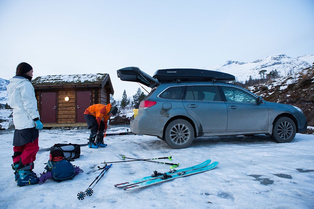 MÅRRASTEMNING: 10 centimeter knallhard snø med grus i på parkeringsplassen og to damer i skjørt. Tonje (til venstre) og Ingvild gjør seg klar til tur. Foto: Tore Meirik (ja, jeg har en plan om å vaske bilen)