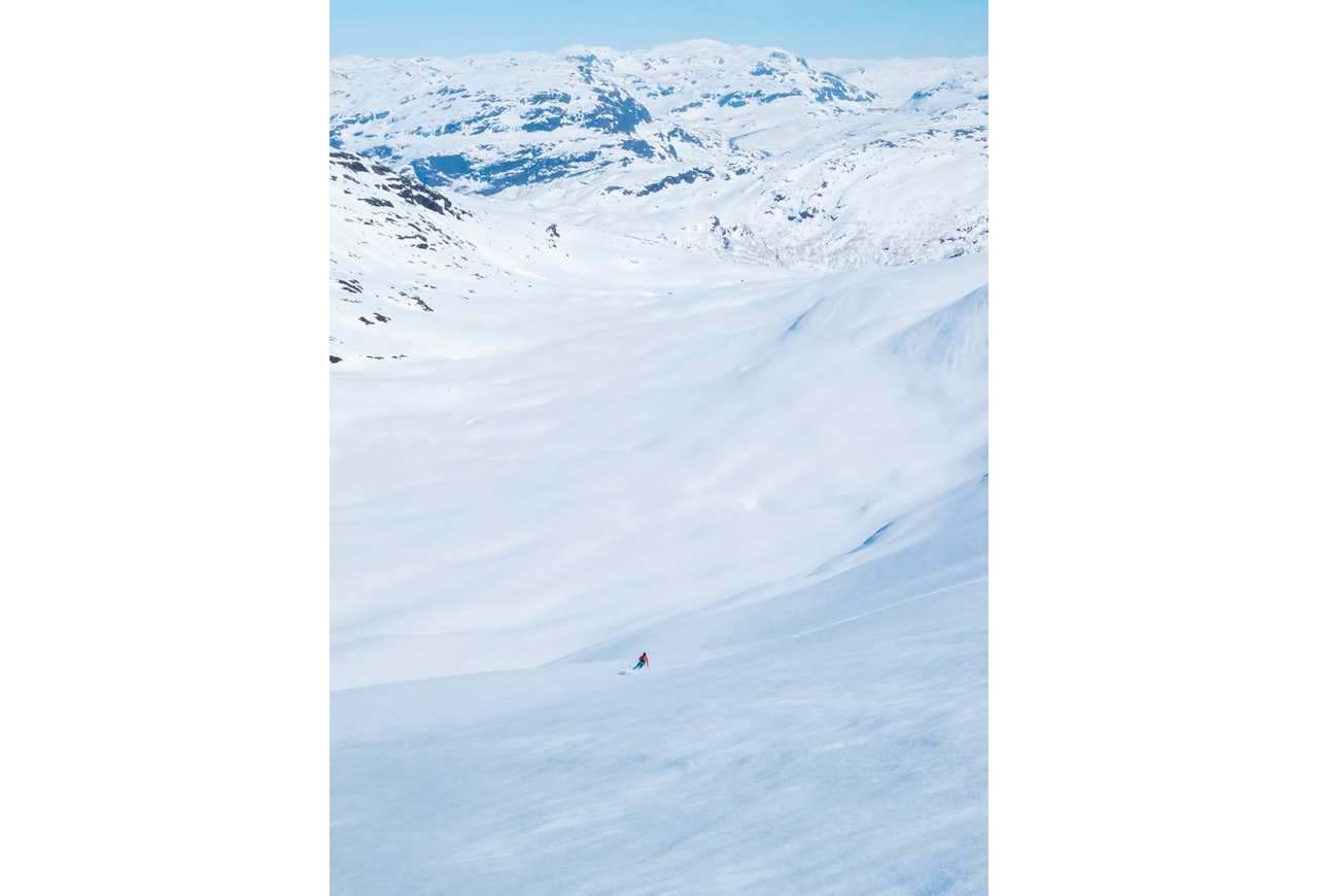 Fra skitrekket tok vi oss over til Vierskorene. På bildet ser vi Ida Sollie på vei ned mot Grøndalen. For ruteinformasjon, se foto på tur nummer 6. Foto: Lars Storheim ./ Toppturer i Sørvest. Fra skitrekket tok vi oss over til Vierskorene. På bildet ser vi Ida Sollie på vei ned mot Grøndalen. For ruteinformasjon, se foto på tur nummer 6. Foto: Lars Storheim ./ Toppturer i Sørvest.