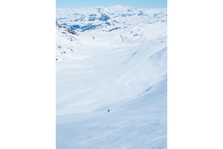 Fra skitrekket tok vi oss over til Vierskorene. På bildet ser vi Ida Sollie på vei ned mot Grøndalen. For ruteinformasjon, se foto på tur nummer 6. Foto: Lars Storheim ./ Toppturer i Sørvest. Fra skitrekket tok vi oss over til Vierskorene. På bildet ser vi Ida Sollie på vei ned mot Grøndalen. For ruteinformasjon, se foto på tur nummer 6. Foto: Lars Storheim ./ Toppturer i Sørvest.